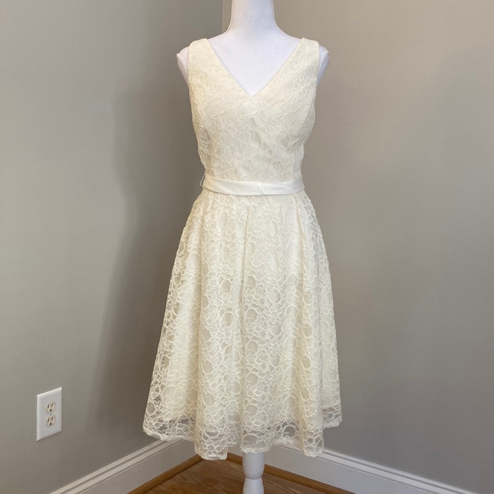 White Lace V-Neck Sleeveless Dress